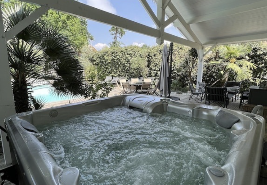 Spa extérieur sur terrasse bois