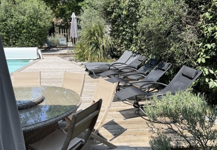 Table extérieur et tous nos transats à votre disposition