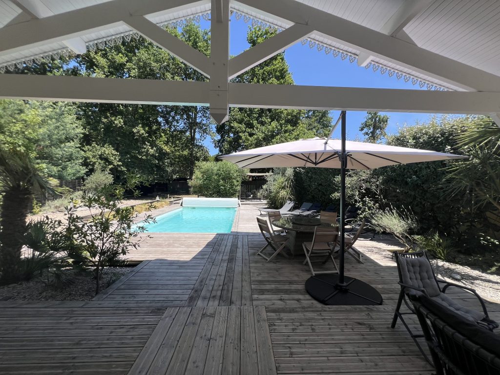 Vue sur la piscine et sur la terrasse de la maison Celocla.